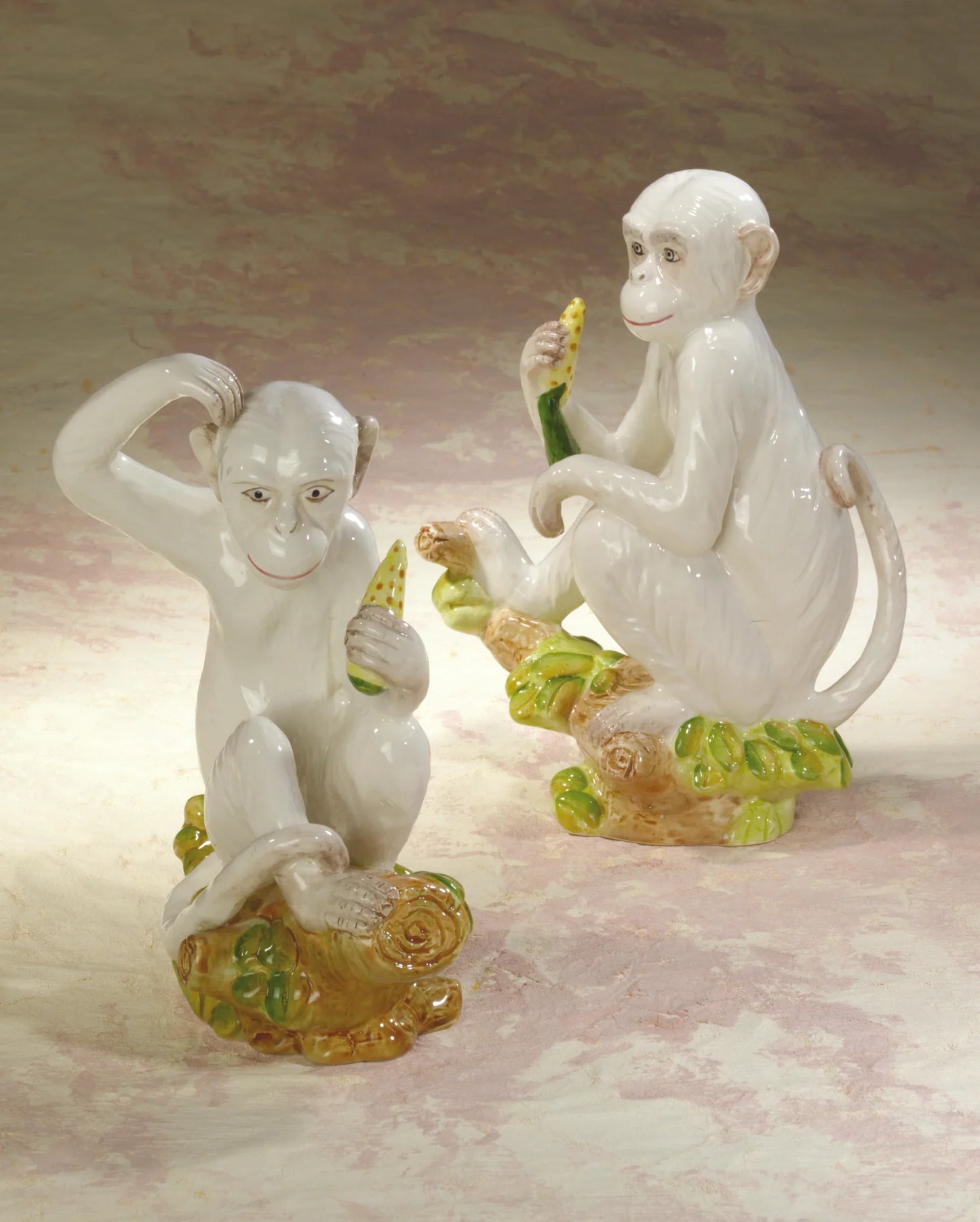 Figurine de singe tournée vers la droite