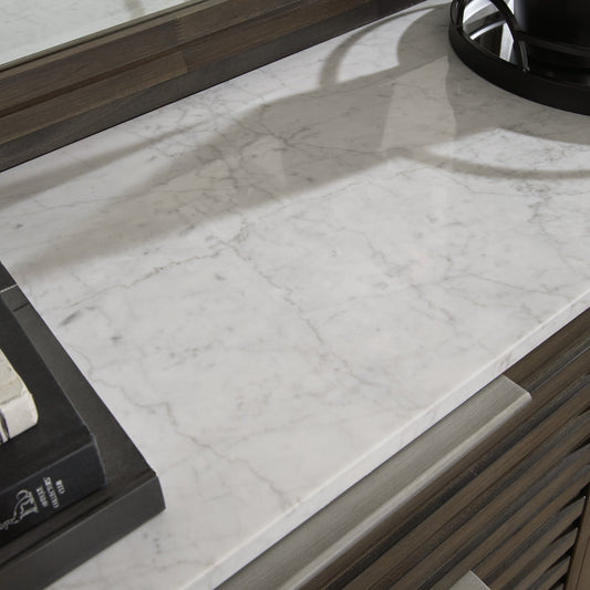 Lit à panneaux Arkenton California King avec commode miroir