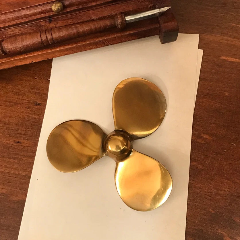 Presse-papier en laiton en forme d'hélice de bateau