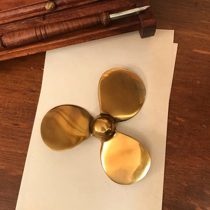 Presse-papier en laiton en forme d'hélice de bateau