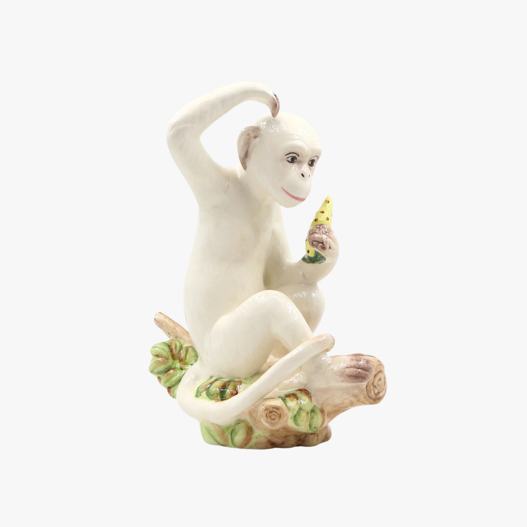 Figurine de singe tournée vers la gauche