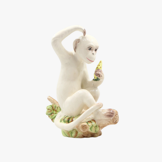 Figurine de singe tournée vers la gauche