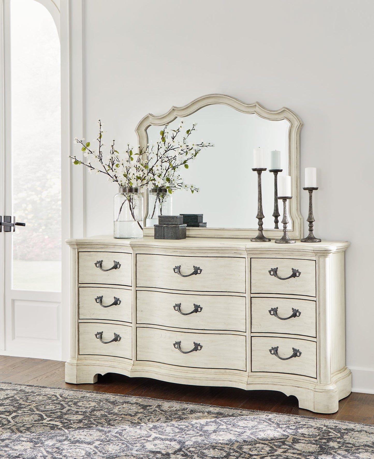 Lit rembourré Arlendyne California King avec commode miroir