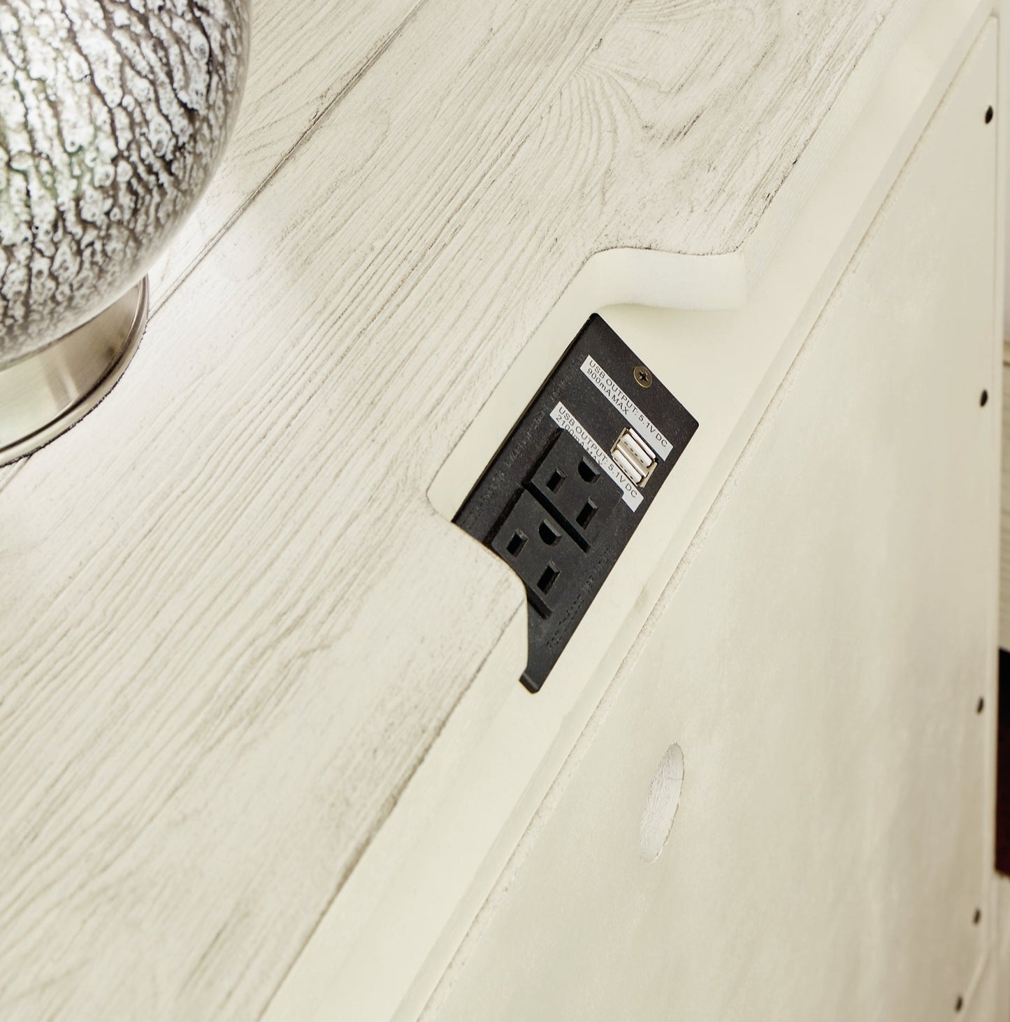 Lit rembourré Arlendyne King avec commode, coffre et table de chevet à miroir