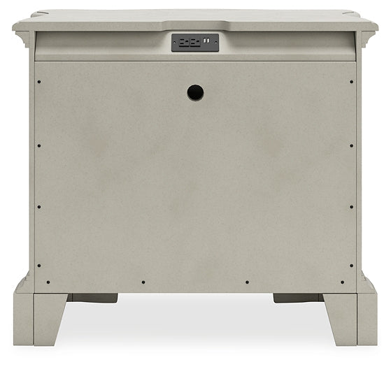 Lit rembourré Arlendyne King avec commode à miroir et table de chevet