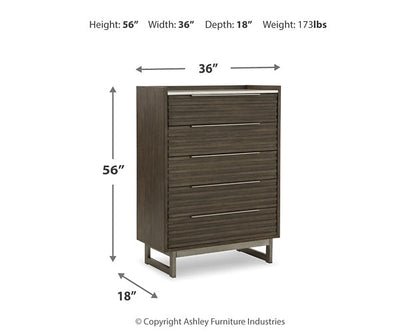 Lit à panneaux Arkenton King avec commode et coffre à miroir