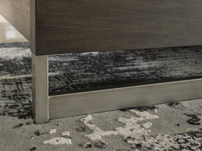 Lit à panneaux Arkenton King avec commode, coffre et table de chevet à miroir